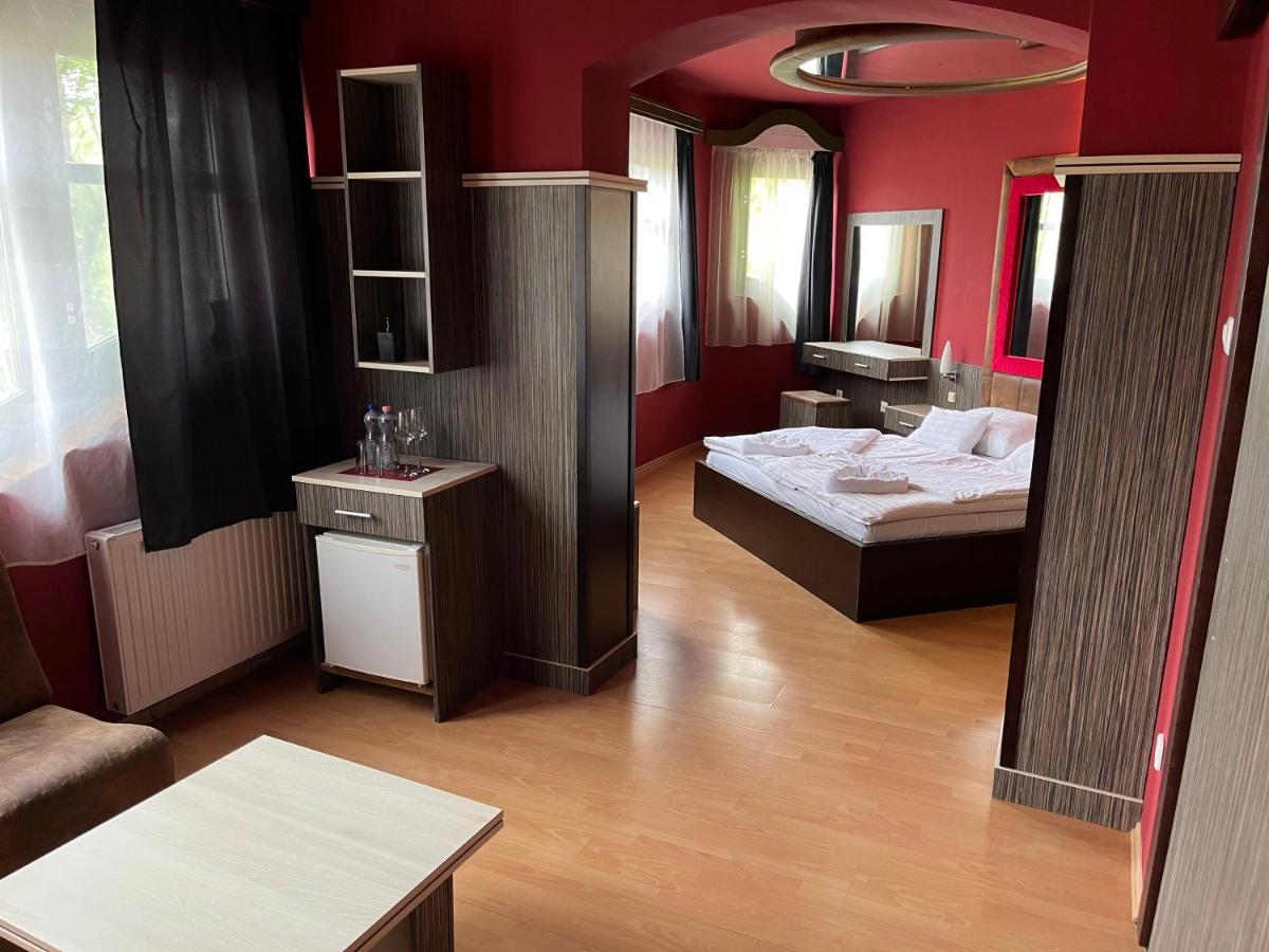 Hotel Corvin Gyula Exterior photo